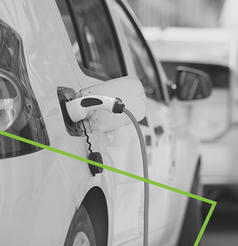 Une voiture électrique est branchée sur une borne de recharge. 