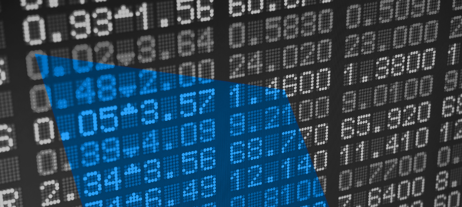 Tableau des cours de la bourse et lac tranquille à l’aube